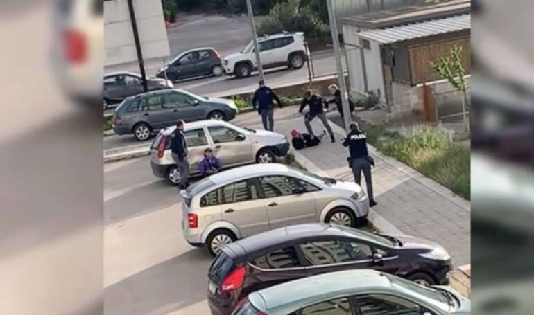 Foggia, trasferito il poliziotto che ha dato un calcio in faccia al ragazzo fermato
