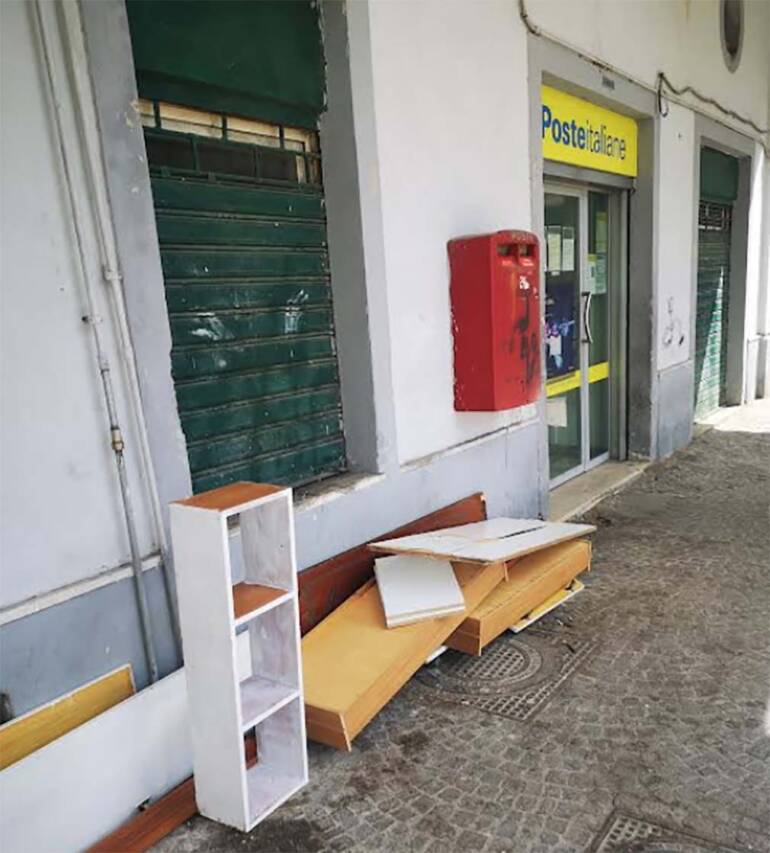 Napoli, a Barra rifiuti scaricati davanti agli uffici postali