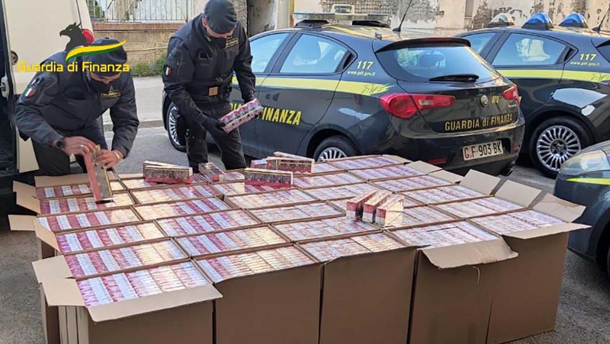 Napoli, arrestati contrabbandieri col reddito di cittadinanza