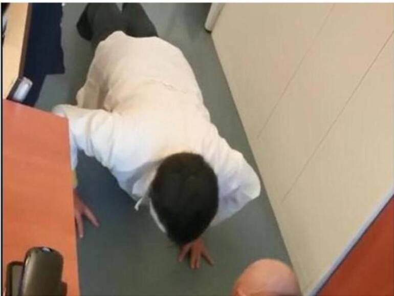Salerno, indagini sul caso dei specializzandi costretti alle flessioni