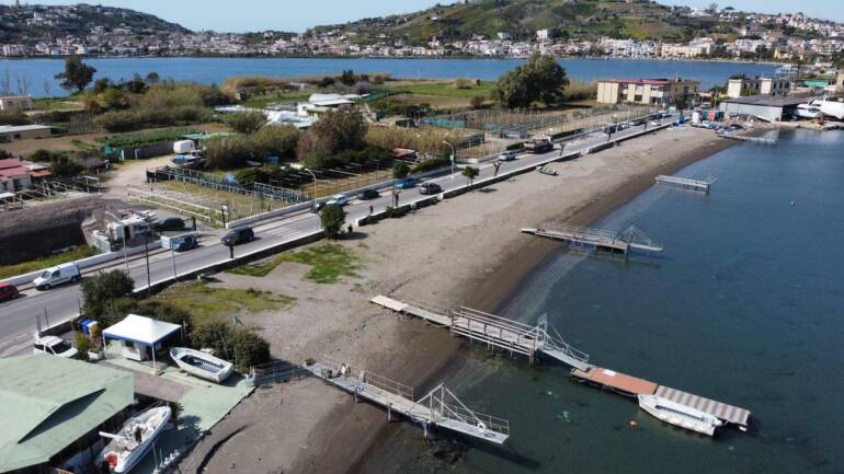 Bacoli si riprende la spiaggia di Casevecchie ma il mare di Baia diventa rosso