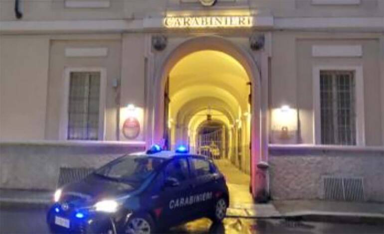 Truffa online, si fingono dipendenti di banca e assicuratori: denunciati a Parma sei campani