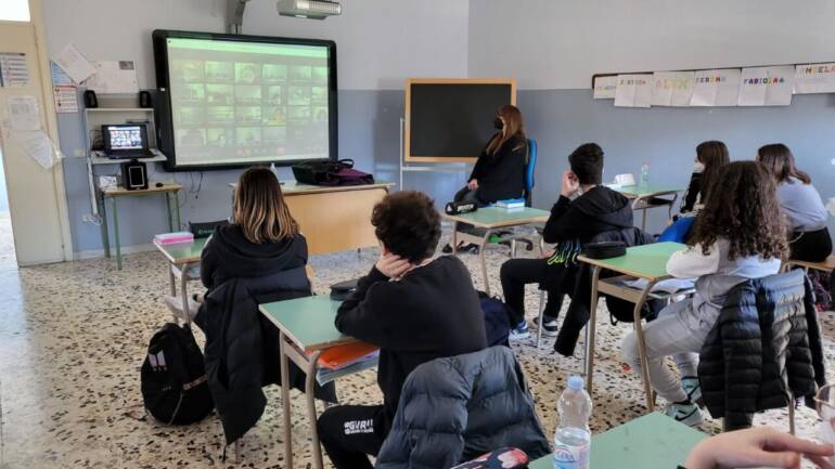 Aversa, episodio di bullismo a scuola: ragazzina umiliata e minacciata dai compagni