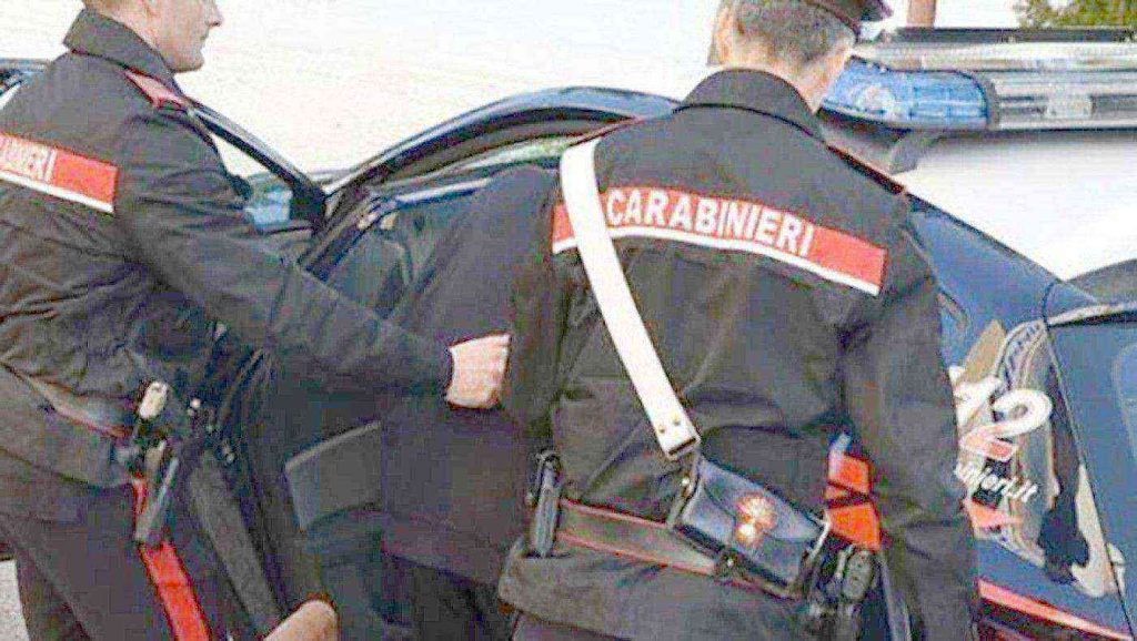 Dramma familiare a Frignano: 29enne minaccia di morte il padre per estorcere soldi, arrestato dai Carabinieri