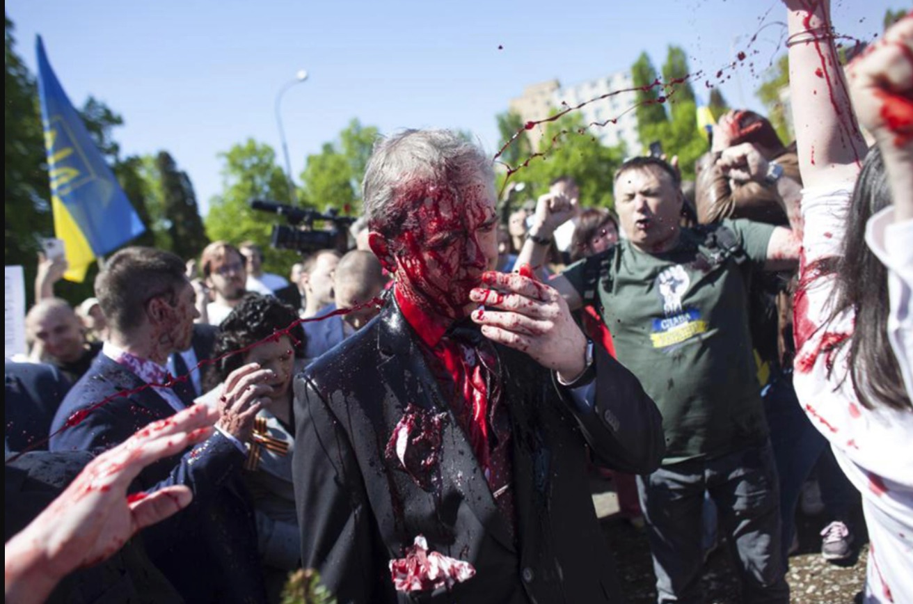 L’ambasciatore russo in Polonia è stato macchiato di vernice rossa durante la protesta