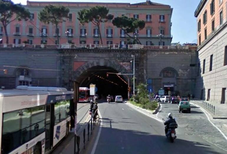 Aggressione in Via Acton: 2 minori denunciati per il pestaggio di turisti