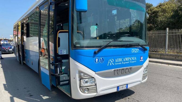 Avellino, studentesse trovano borsello con 12mila euro sul bus e lo riconsegnano