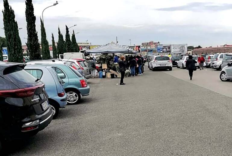 Arzano, fiorai e parcheggiatori abusivi padroni del cimitero: l’ombra del clan della 167