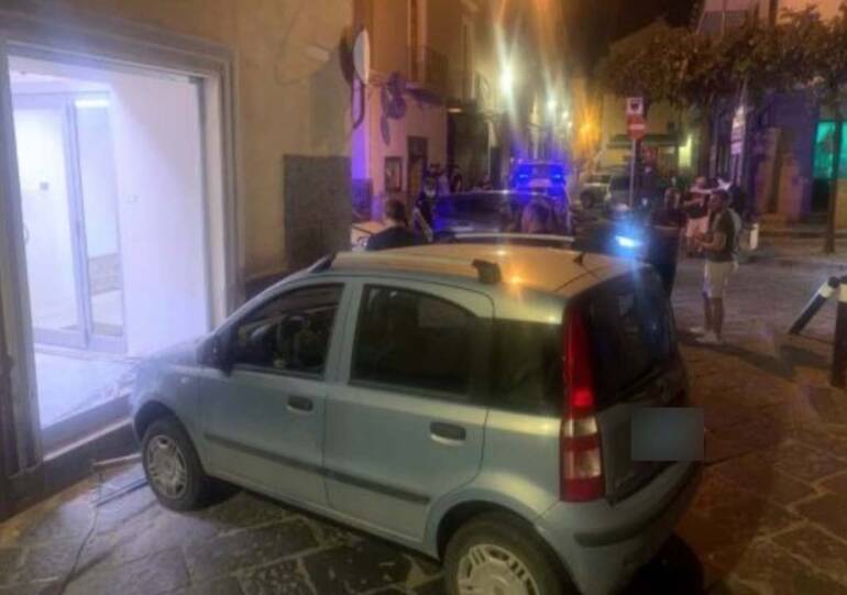 Schianto nella movida di Aversa, distrutta vetrina di una banca: 3 ragazze in ospedale