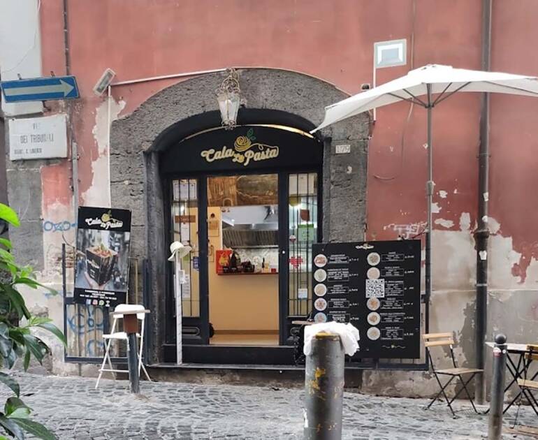 Napoli, il ristoratore di Forcella aggredito: “Non vi temiamo”, sempre grave la compagna
