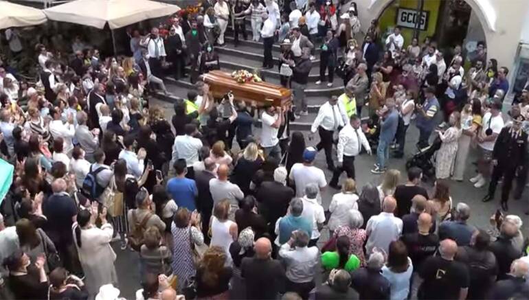 Capri, commozione in piazzetta per l’ultimo saluto a Guido Lembo