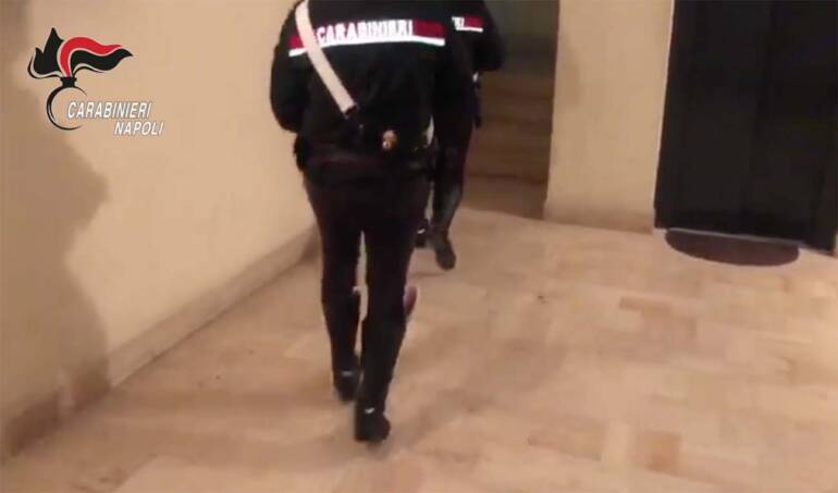 Casandrino cerca di accoltellare la madre