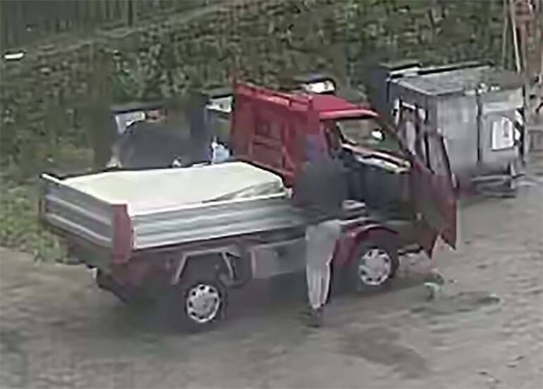 Casamicciola, abbandona rifiuti in strada: ‘gogna mediatica’ su Fb