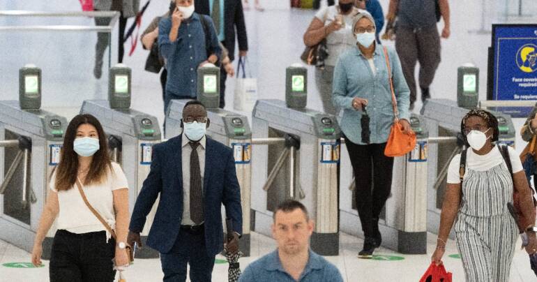 Covid, a New York ritornano le mascherine al chiuso: picco di casi