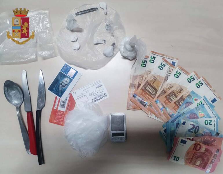 Rione Traiano, piazza di spaccio nell’area condominiale:  2 arresti