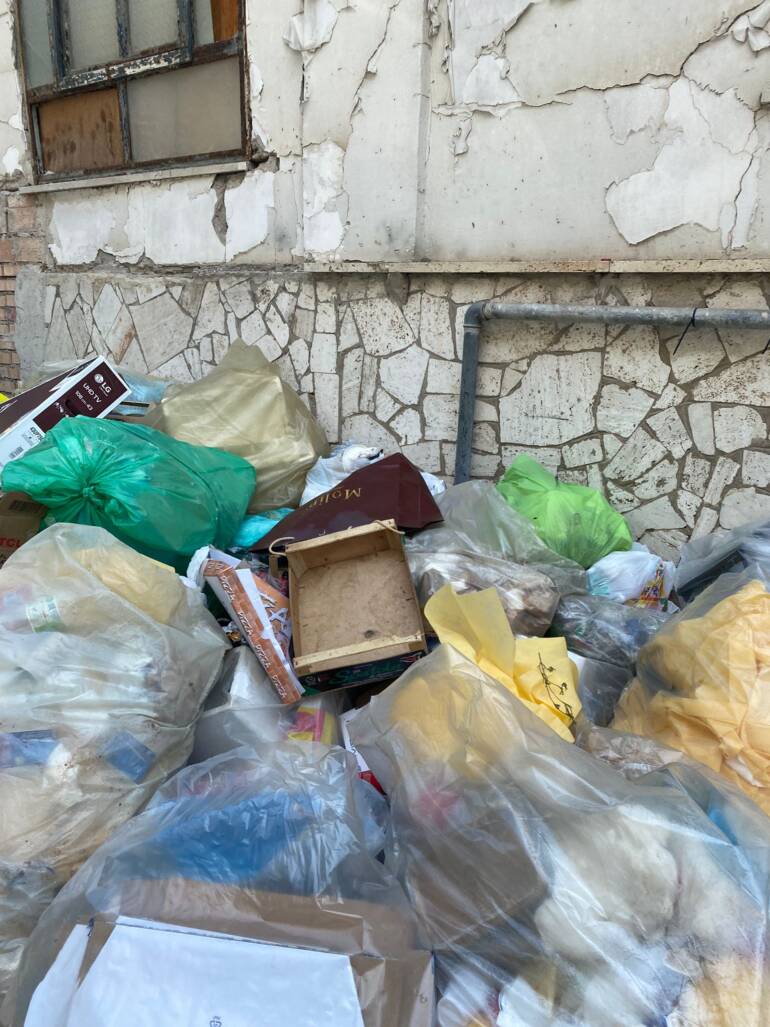 Napoli, Marechiaro da perla della città a ricettacolo di rifiuti: cumuli di spazzatura in strada
