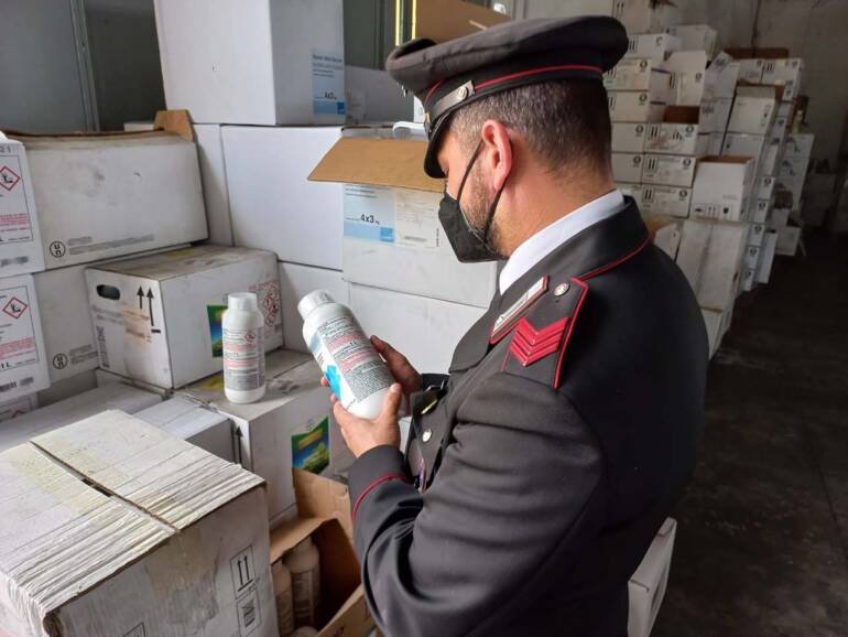 Marigliano, i carabinieri sequestrano fitofarmaci