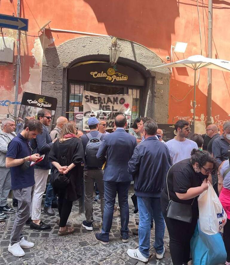 Napoli, investita dalla moto del clan: donatori di sangue per Veronica