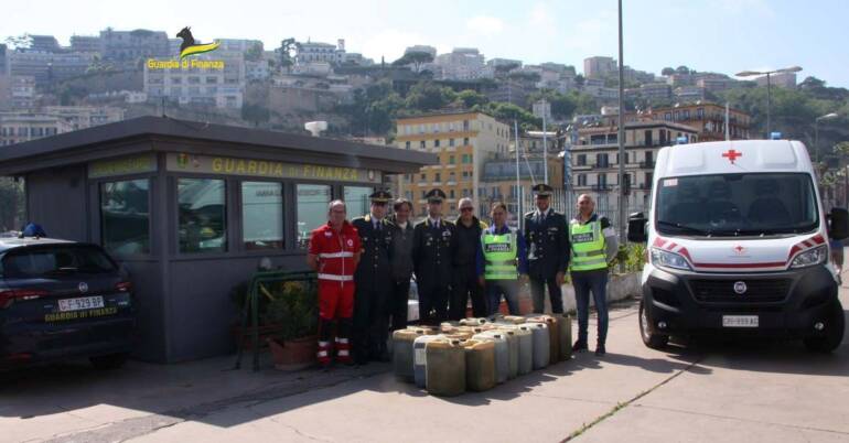 Napoli, la Finanza dona alla Croce Rossa Italiana 750 litri di gasolio sequestrato