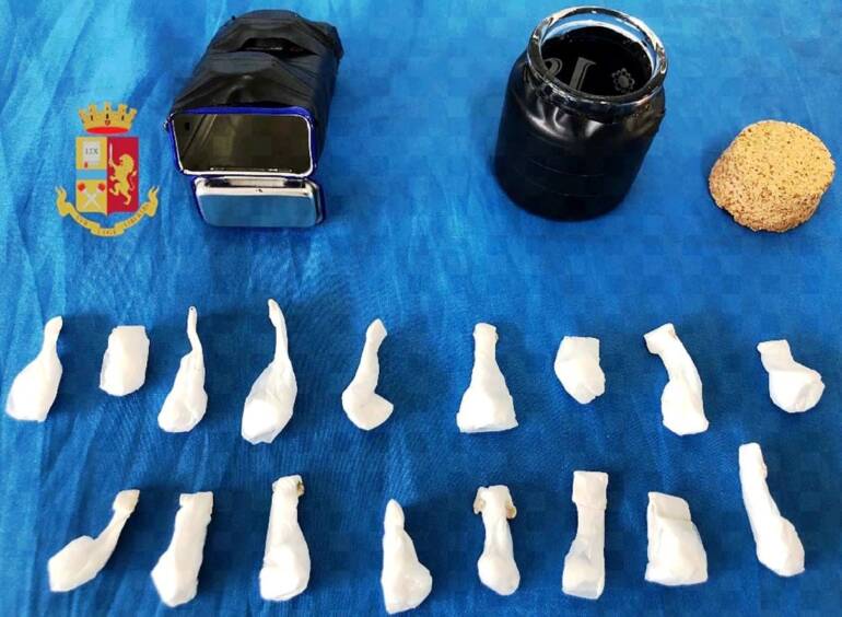 Napoli, droga nascosta nel tombino: preso pusher a Pianura