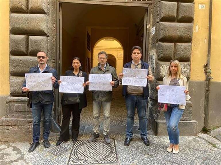 Napoli, presidio di Europa Verde a Pizzofalcone contro l‘occupazione abusiva dell’appartamento di Carlotta