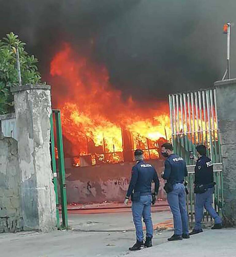 Napoli, incendio nel campo rom di Gianturco, l’Arpac: “Valore diossine superiore la media”