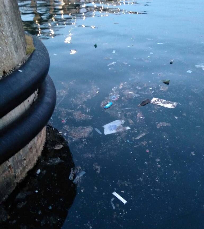Napoli, il mare al Molo Beverello ancora vittima di sversamenti abusivi
