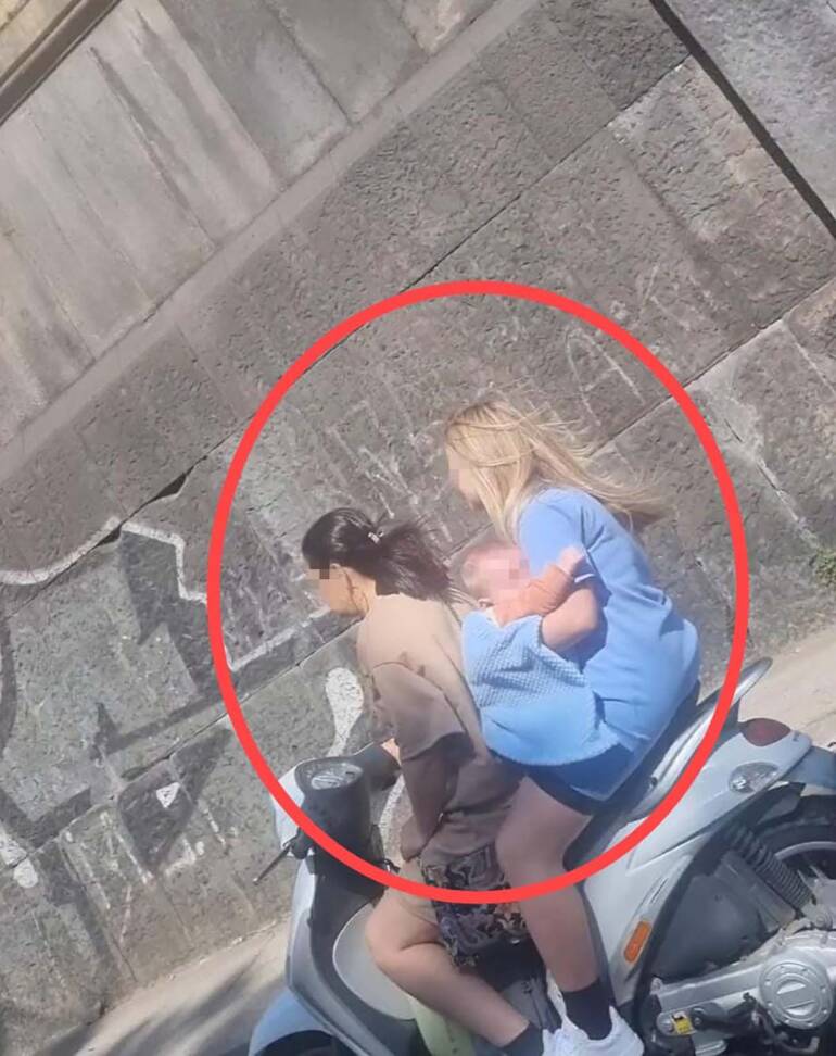 Napoli, in 3 in scooter senza casco: uno è un neonato. IL VIDEO