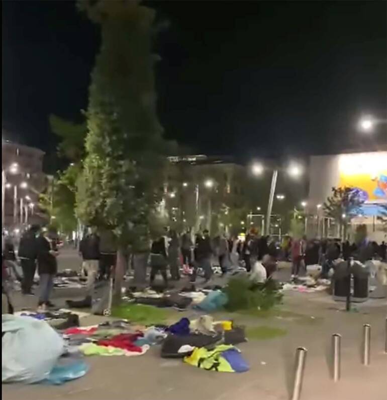 Napoli, migranti assaltano i vigili in piazza Garibaldi: feriti e fermati