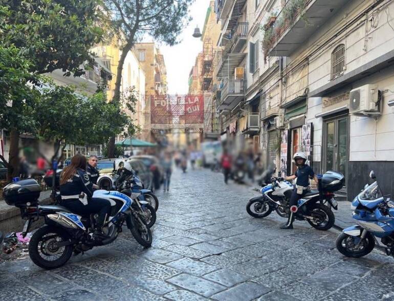 Napoli, la polizia irrompe a Forcella: controlli e denunce