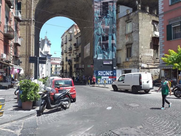 Minorenni e coltelli: a Napoli cresce l’allarme armi bianche tra i giovanissimi