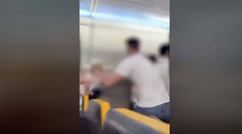 Napoli, rissa sull’aereo per una tendina. IL VIDEO VIRALE SUL WEB