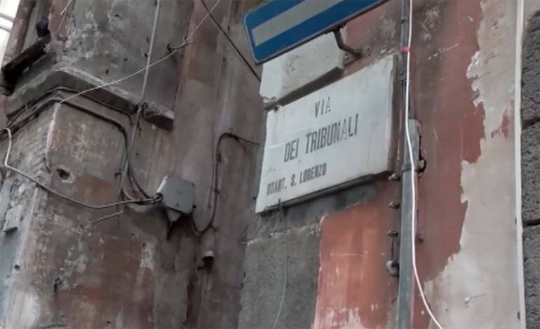 Napoli, ruba zaino a turista in via dei Tribunali: arrestato 36enne salvadoregno
