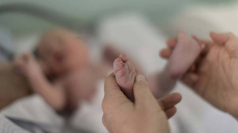 Picchiano la figlia neonata e la lasciano morire: arrestata coppia di Santa Maria a Vico
