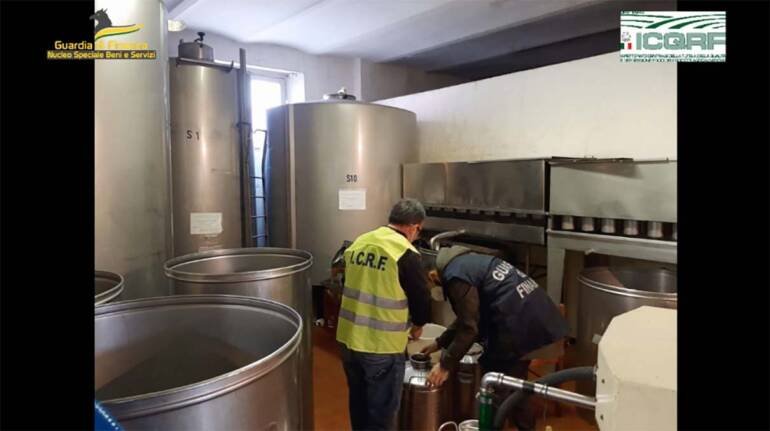 Olio extravergine di oliva: sequestrati 2,3 milioni di litri irregolari