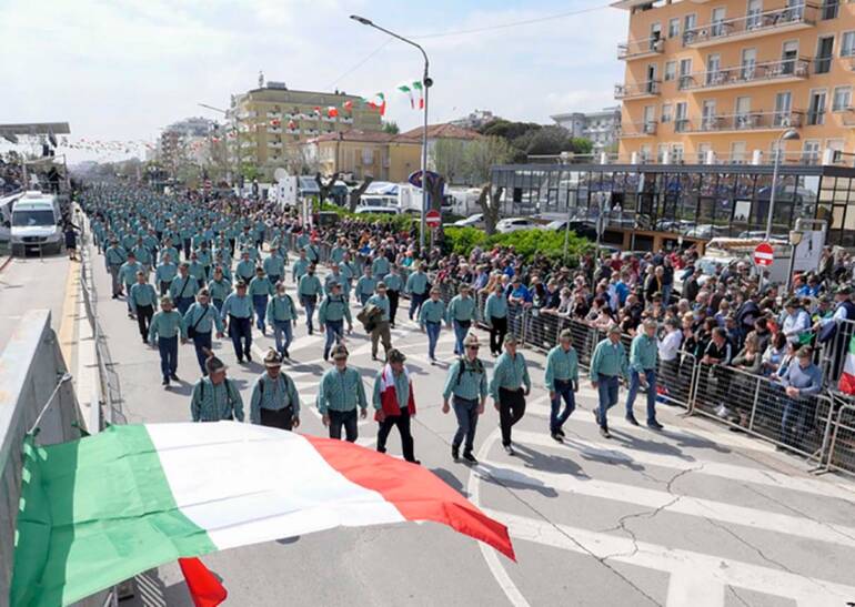 Alpini, centinaia di ragazze denunciano molestie a Rimini