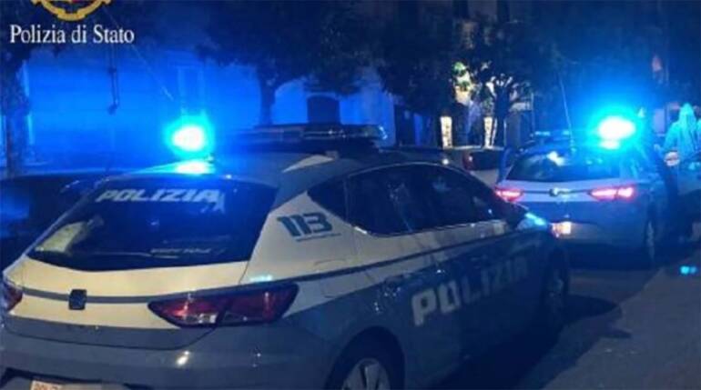 Caserta, minorenne denunciato per revenge porn: ricattava coetanea sui social