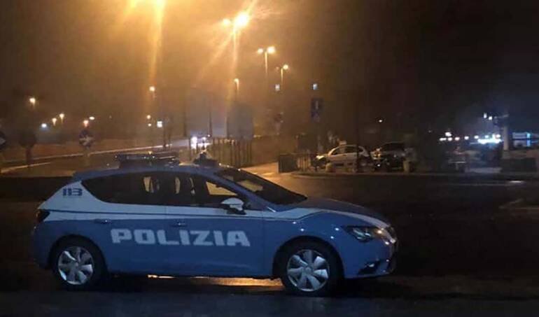 Bomba carta a Scampia: danni all’ingresso di casa di un incensurato