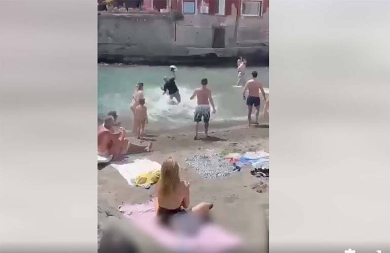 Napoli choc, rissa a colpi di casco sulla spiaggia delle Monache a Posillipo