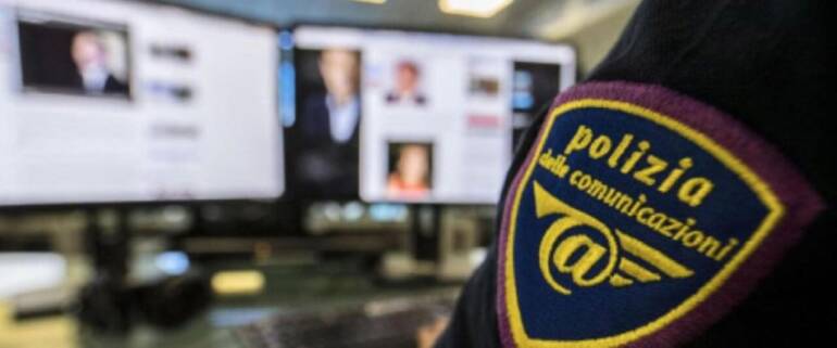 Salerno, a 16 anni chiede foto hard a ragazzino di 13: finisce in comunità