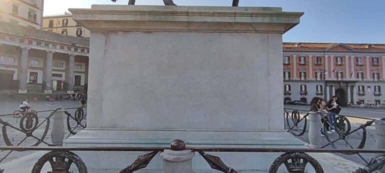Napoli, volontari ripuliscono le statue in piazza Plebiscito