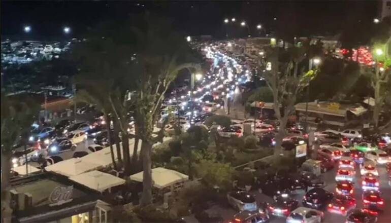 Napoli, litiga nel traffico di Posillipo: accoltellato