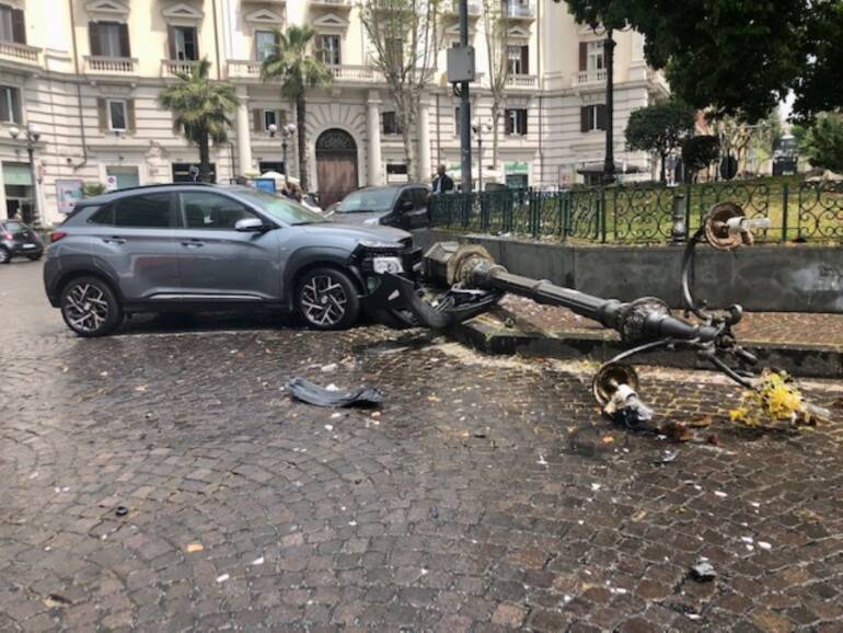 Vomero, piazza Vanvitelli, auto finisce nell’aiuola, abbattendo un palo della luce