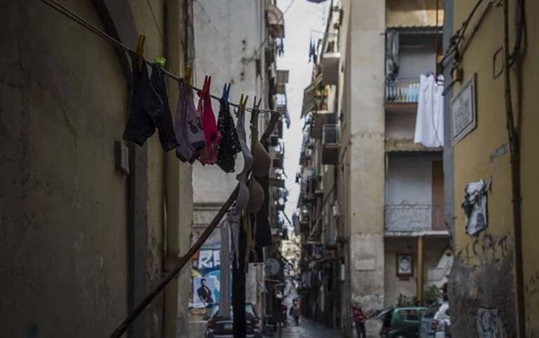 Napoli, arriva il divieto di stendere i panni. de Magistris: “Ma Manfredi è o’ ver’ o ci fa ?”