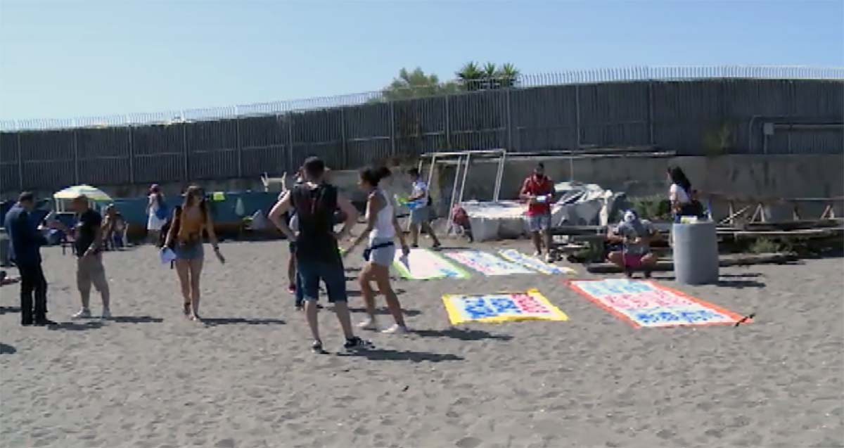 Napoli, protesta contro le spiagge a numero chiuso. Borrelli: “Sì ai controlli”