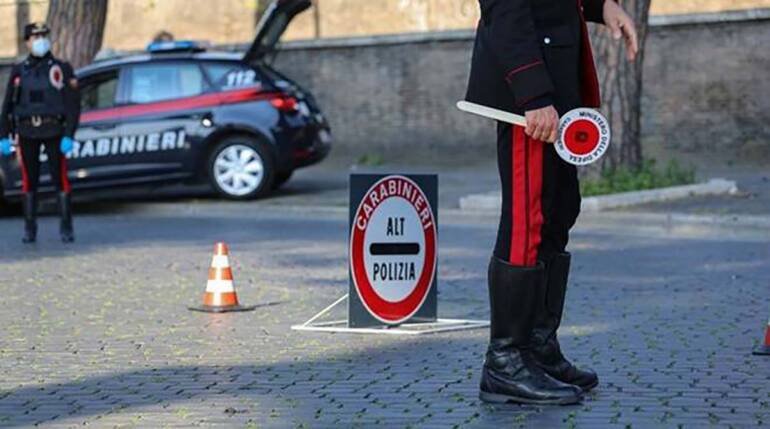 Salerno, Far West in autostrada tra banditi e carabinieri: un ferito. Arrestati gli altri due