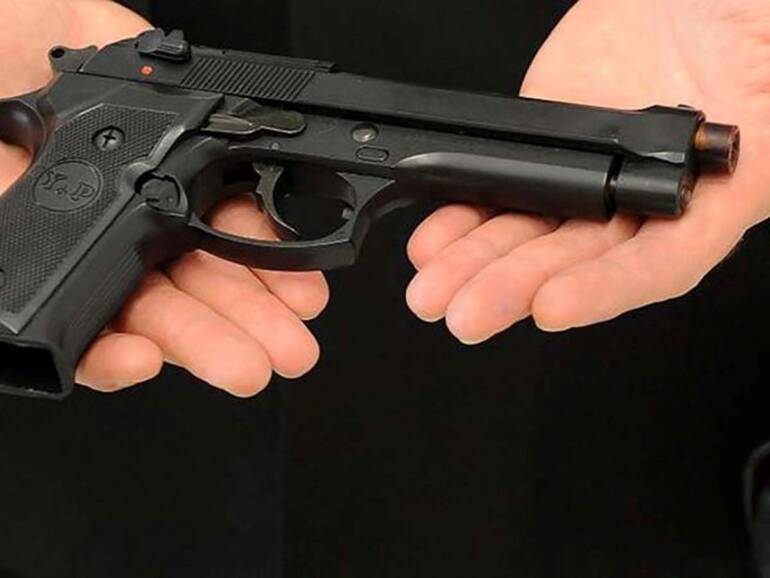 Altavilla Irpina, inseguiva passanti con pistola aria compressa: denunciato