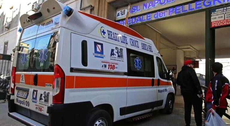 Napoli, rubati da un’ambulanza del 118 cellulare e zaino del personale di bordo