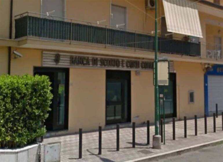 Aversa, rapina in banca, rapinatore scoperto attraverso le impronte: arrestato