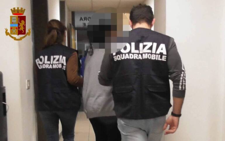 Deruba più di 10 anziani soli e investe due 12enni, arrestata